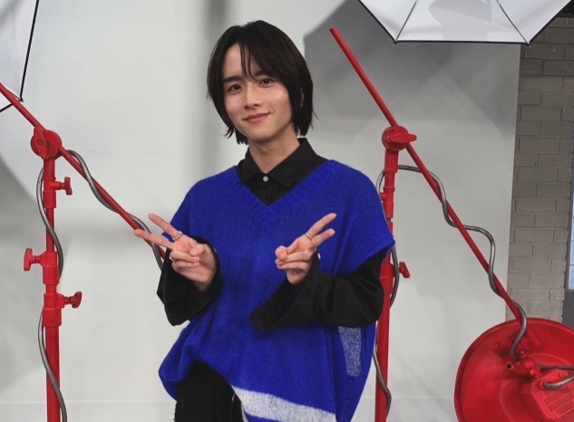 ピースしている板垣李光人