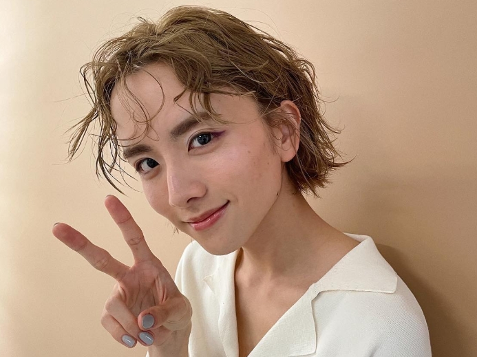 ピースしている板垣李光人