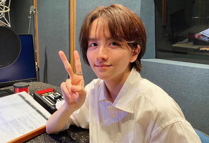 ピースしている板垣李光人
