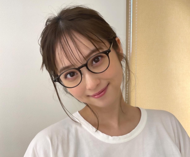 眼鏡をかけている佐々木希
