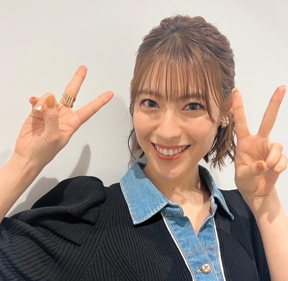 ピースしている瀧本美織