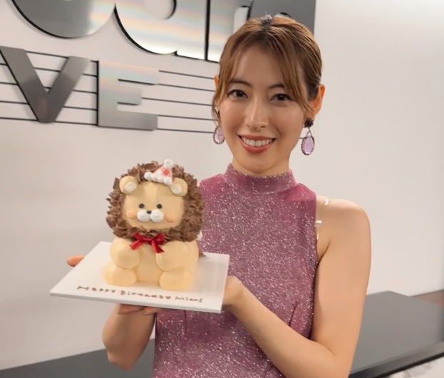 ケーキを持っている瀧本美織