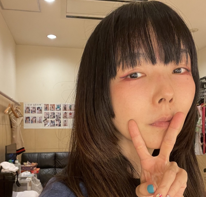 ピースしているaiko