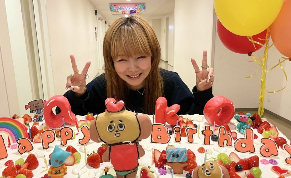 ピースしているaiko