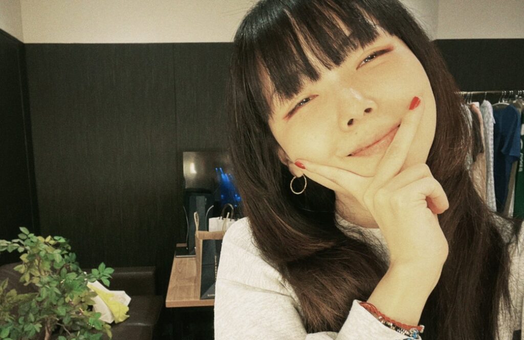 ピースしているaiko