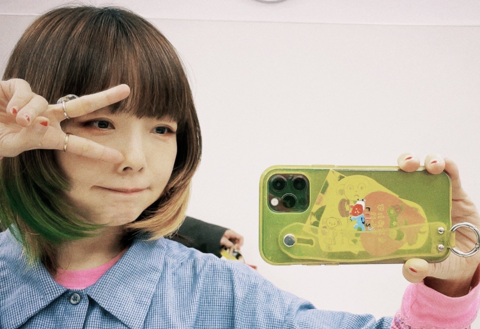 ピースしているaiko