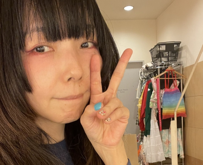 ピースしているaiko