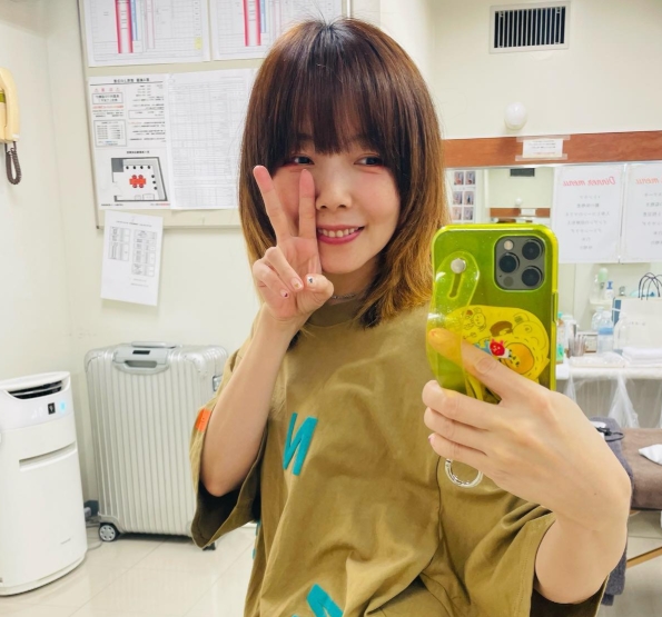 ピースしているaiko