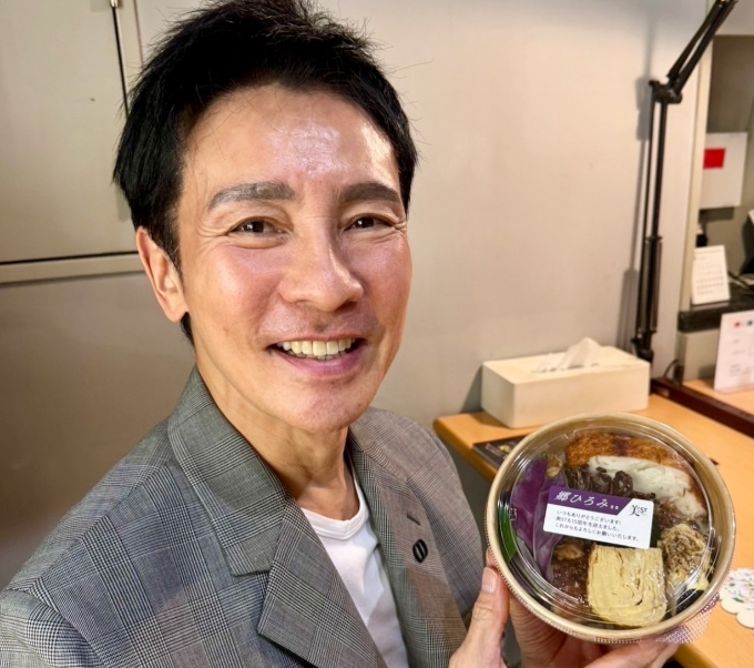 笑っている郷ひろみ
