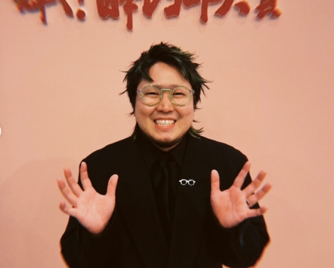 笑っているこっちのけんと
