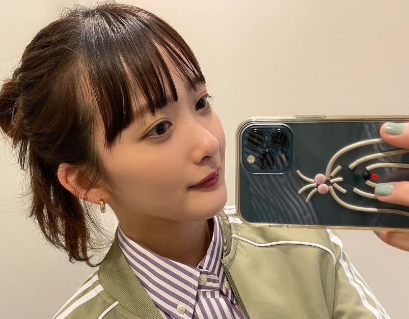 自撮りしてる長屋晴子