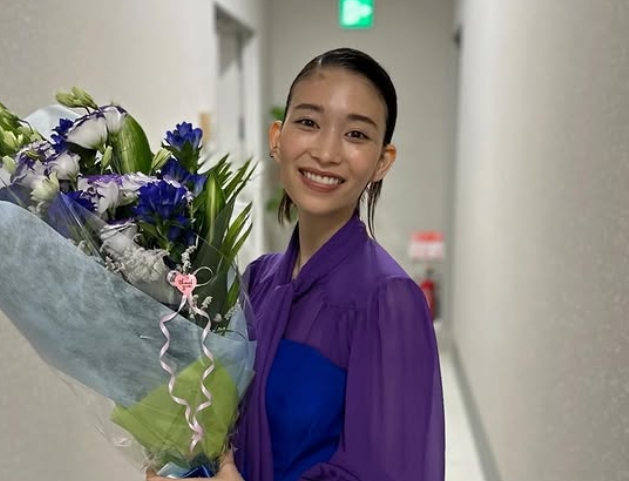 花束を持つ森川葵