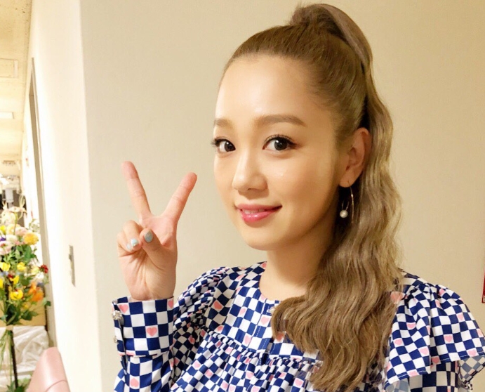 ピースしている西野カナ